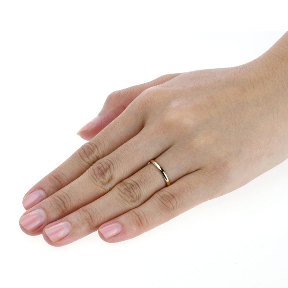 Тонкое обручальное кольцо на руке